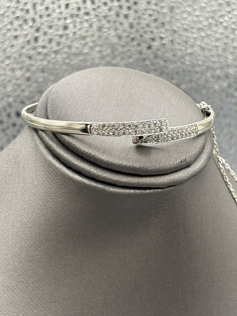 14 Karat White Gold Ladies Diamond Bangle Bracelet