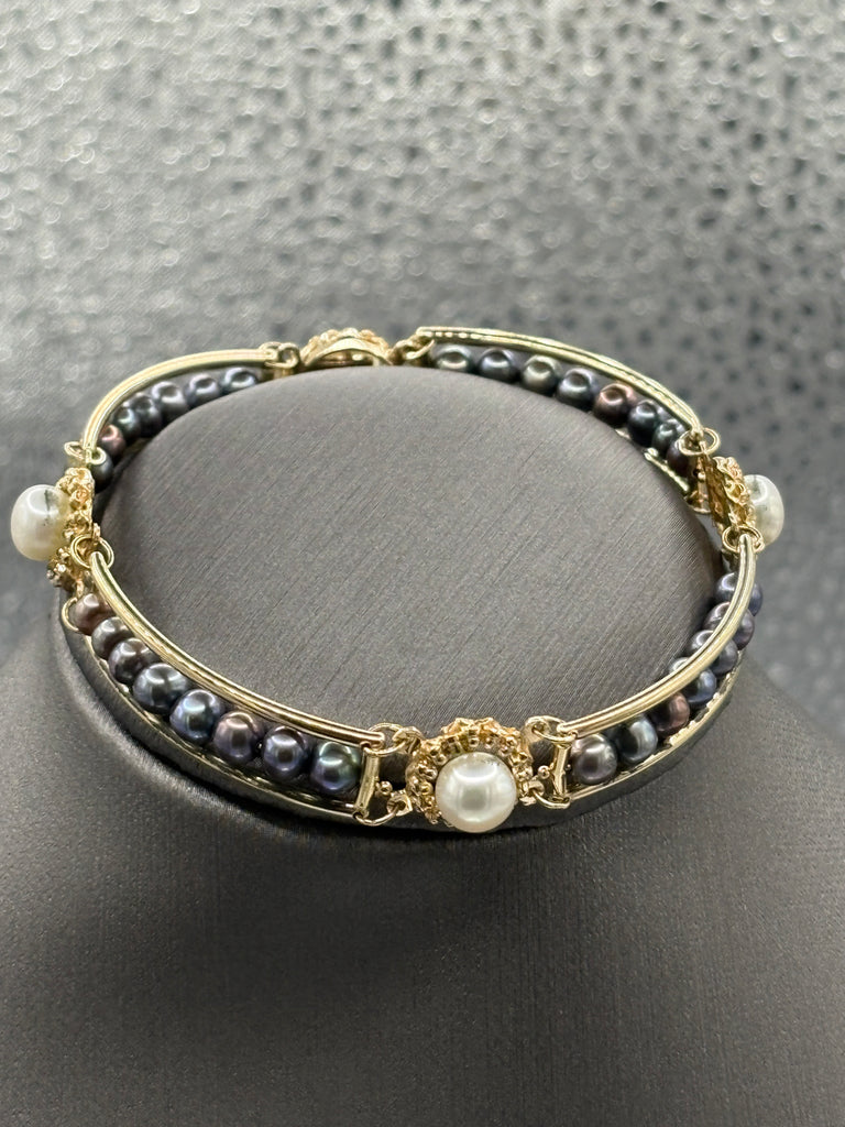 14 Karat Yellow Gold Ladies White & Black Pearl Bracelet
