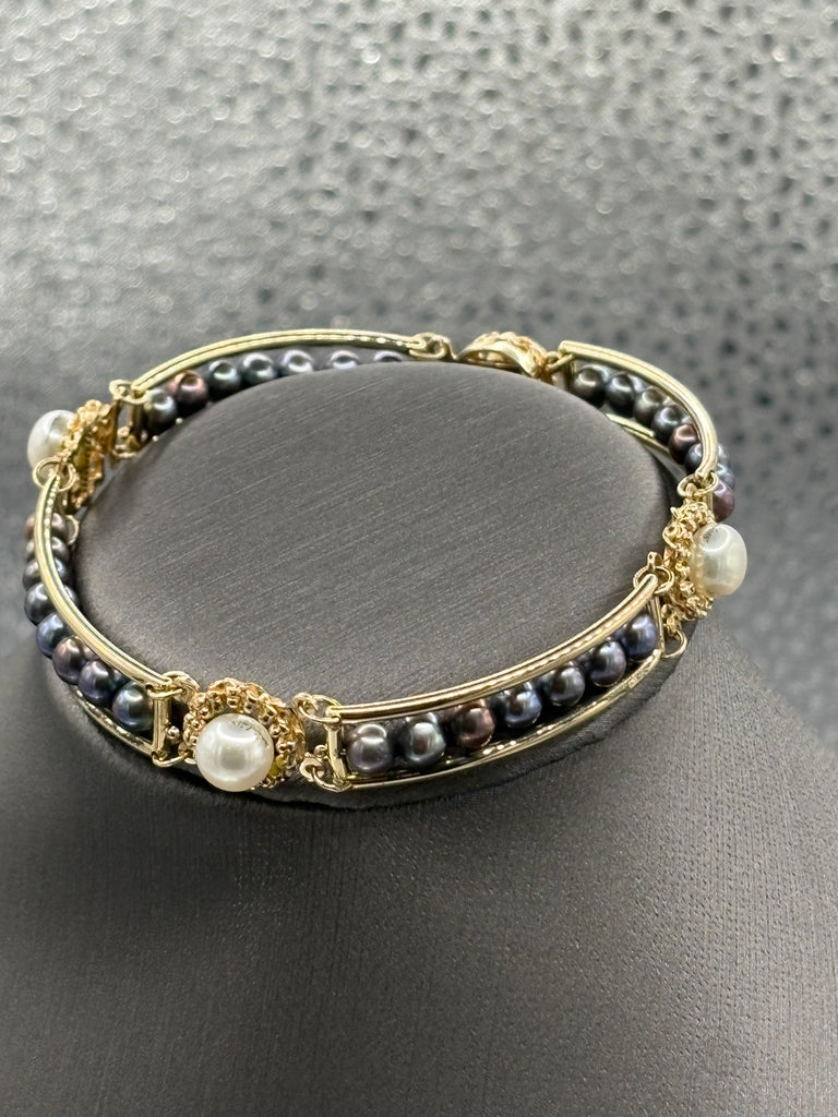 14 Karat Yellow Gold Ladies White & Black Pearl Bracelet