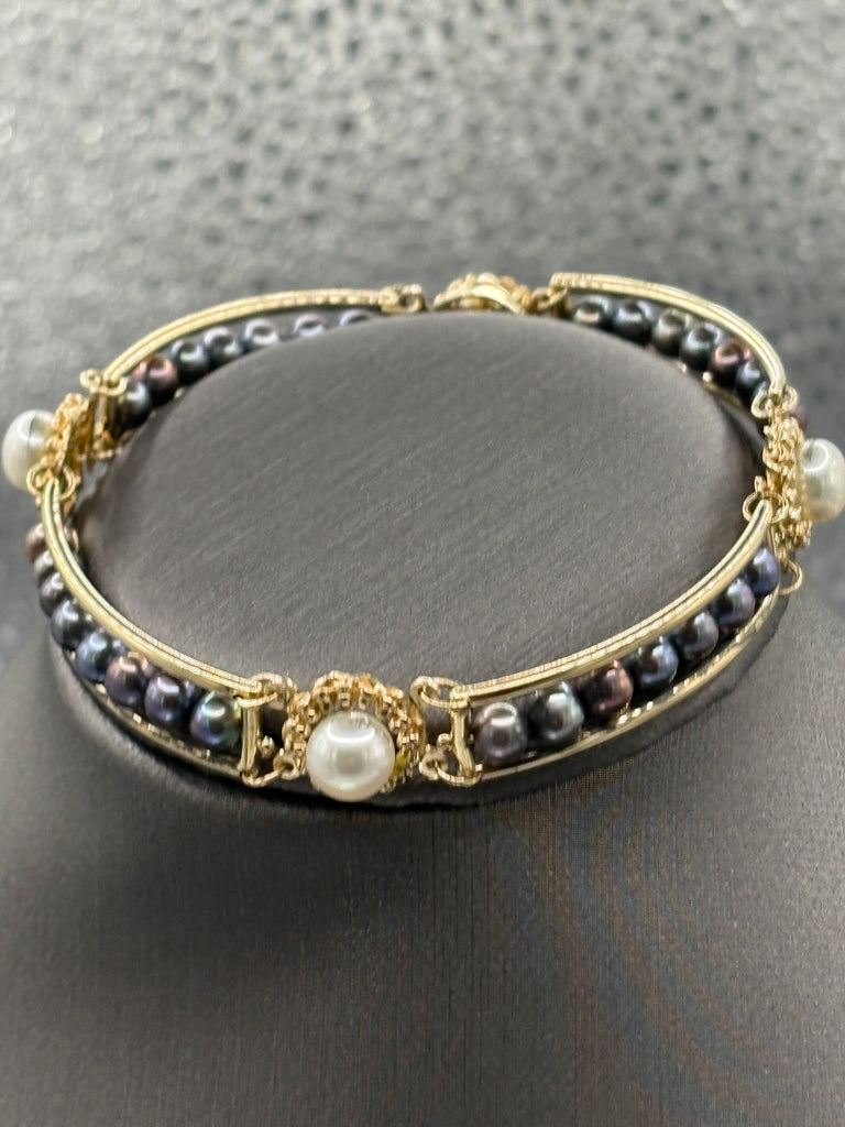 14 Karat Yellow Gold Ladies White & Black Pearl Bracelet