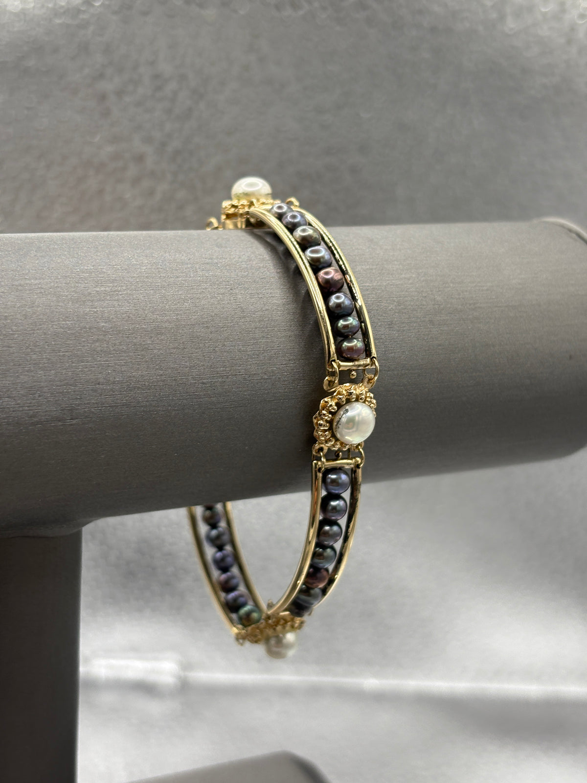 14 Karat Yellow Gold Ladies White & Black Pearl Bracelet