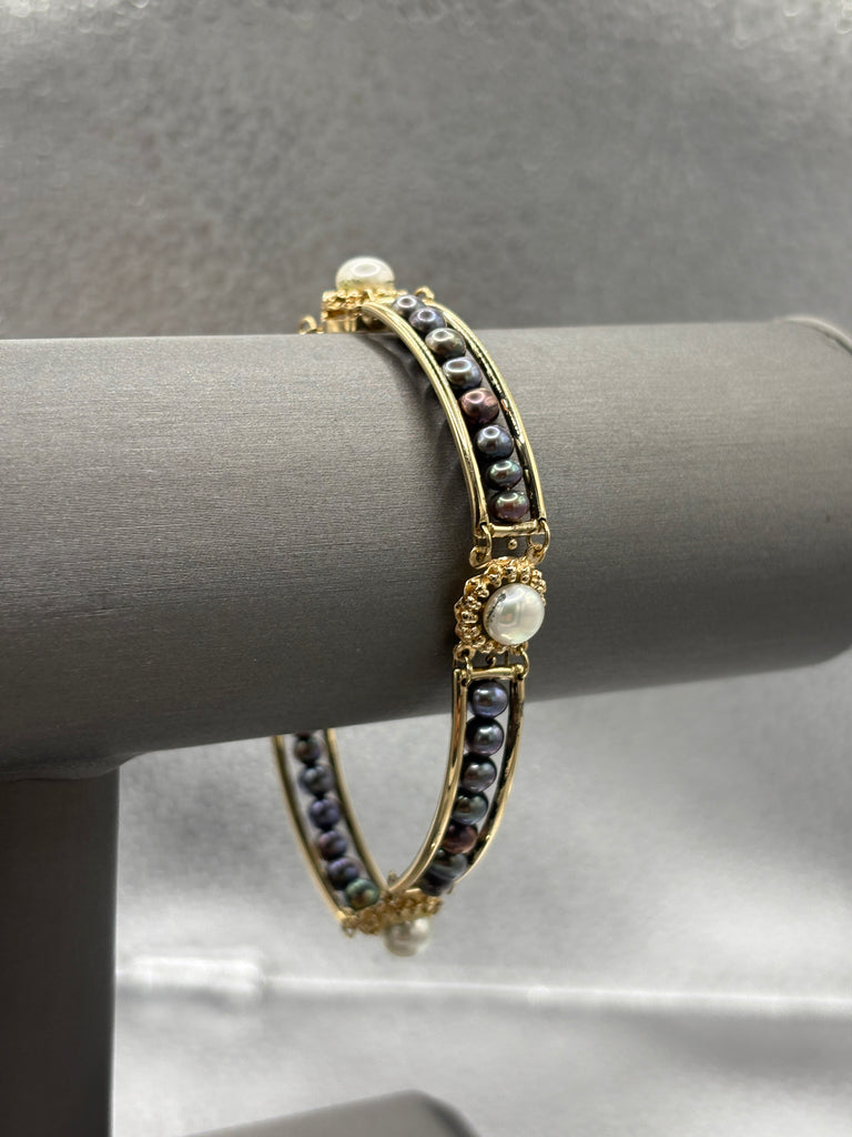 14 Karat Yellow Gold Ladies White & Black Pearl Bracelet