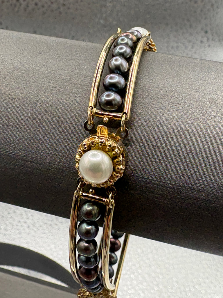 14 Karat Yellow Gold Ladies White & Black Pearl Bracelet