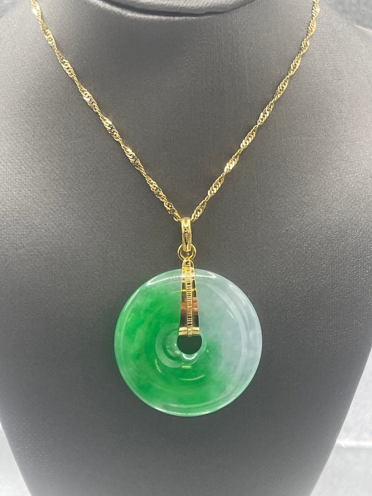 Ladies 18 Karat Solid Yellow Gold Genuine Jadeite Chinese Circle Pendant