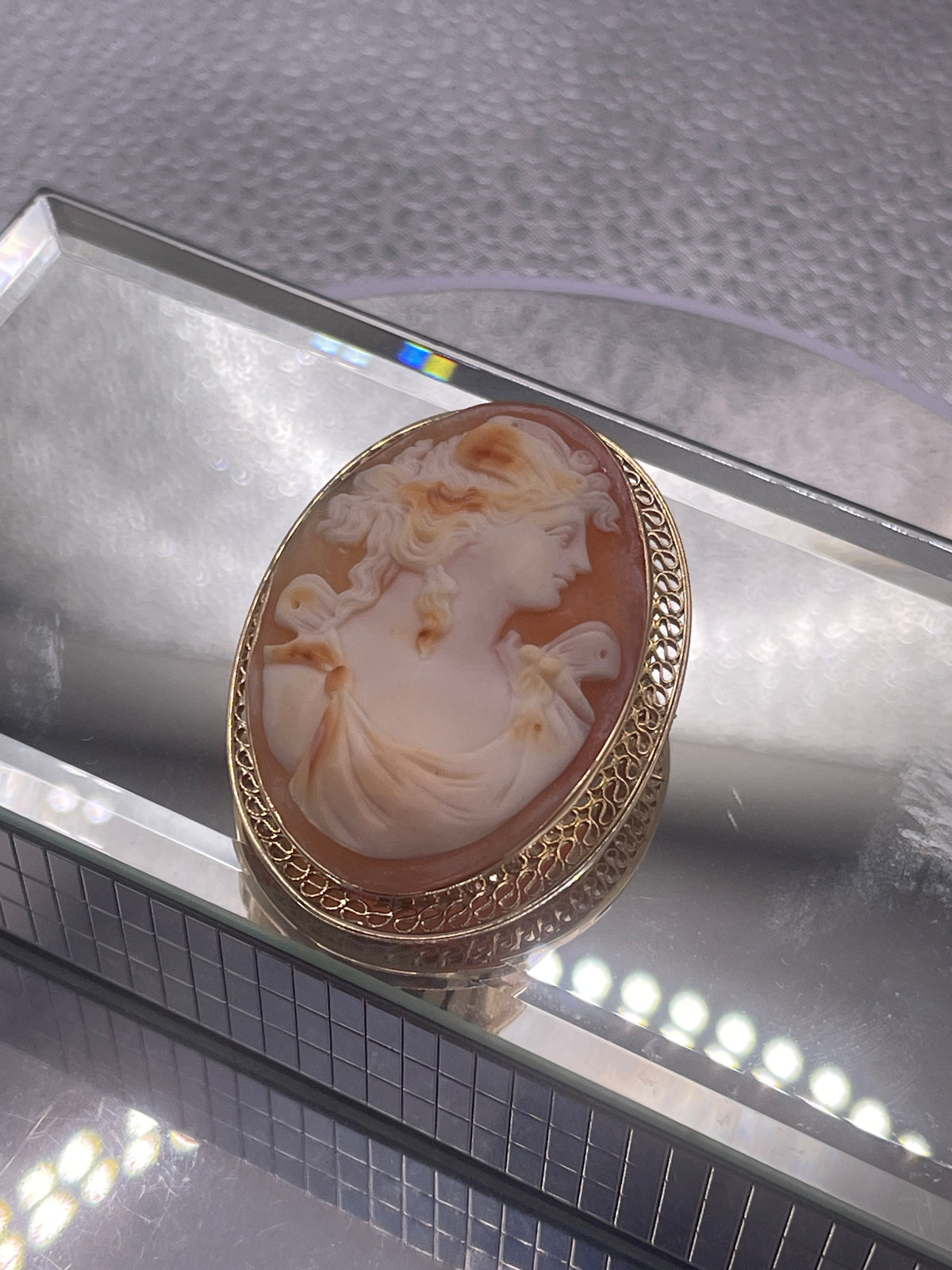 Ladies Vintage 10 Karat Solid Yellow Gold Victorian Oval Cameo Pin / Pendant