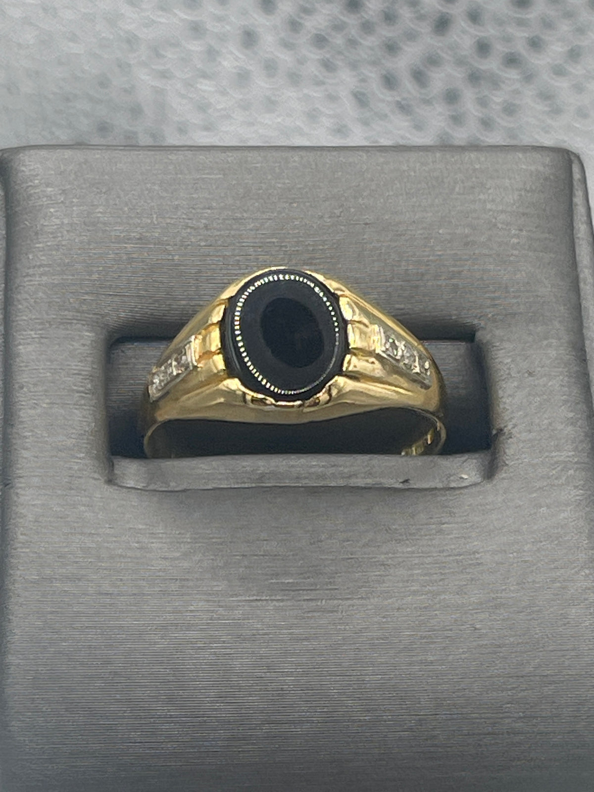 Ladies or Mens Vintage 18 Karat Solid Yellow Gold Black Onyx Ring