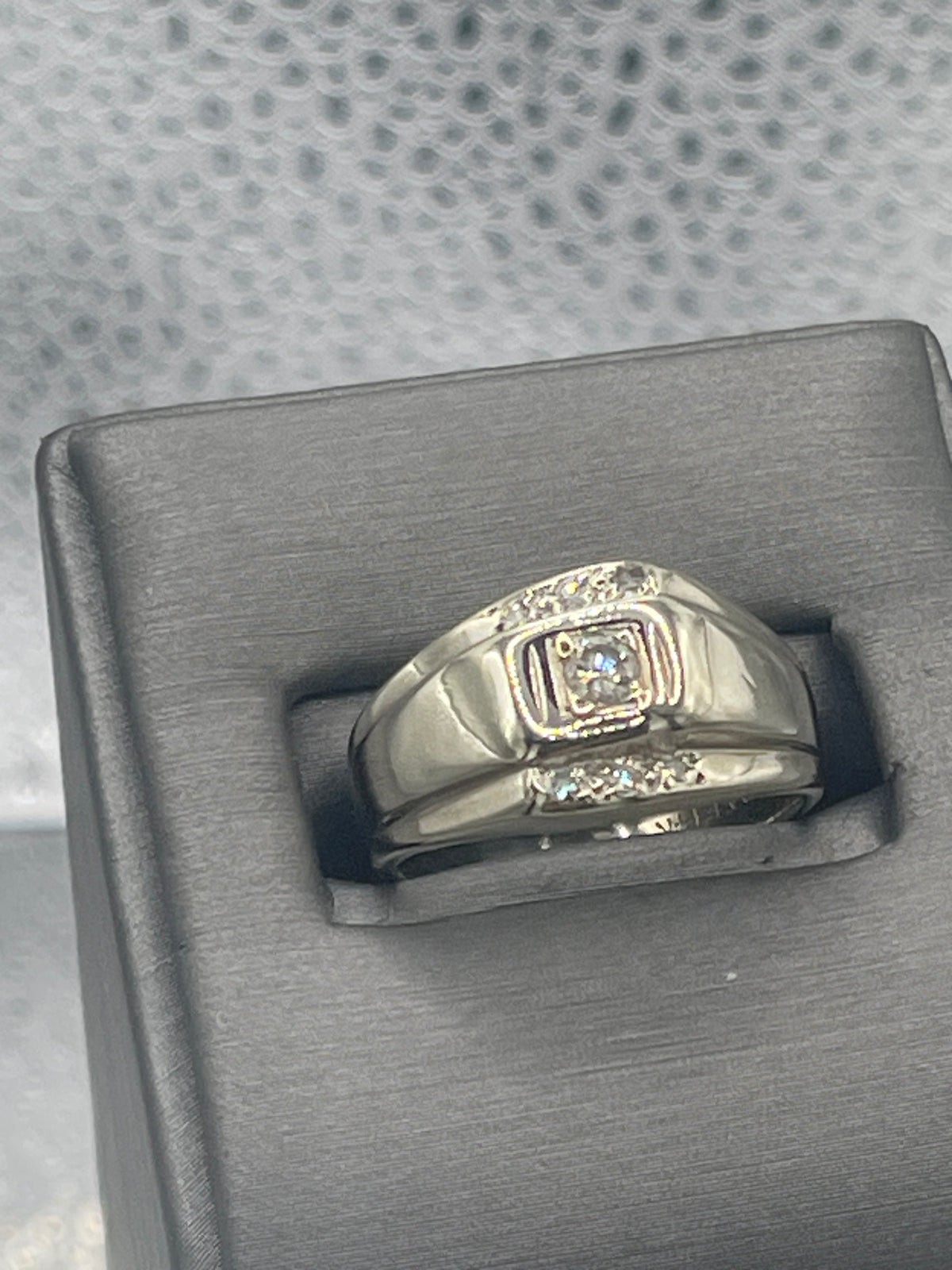 Ladies or Mens 14 Karat Solid White Gold Diamond Ring
