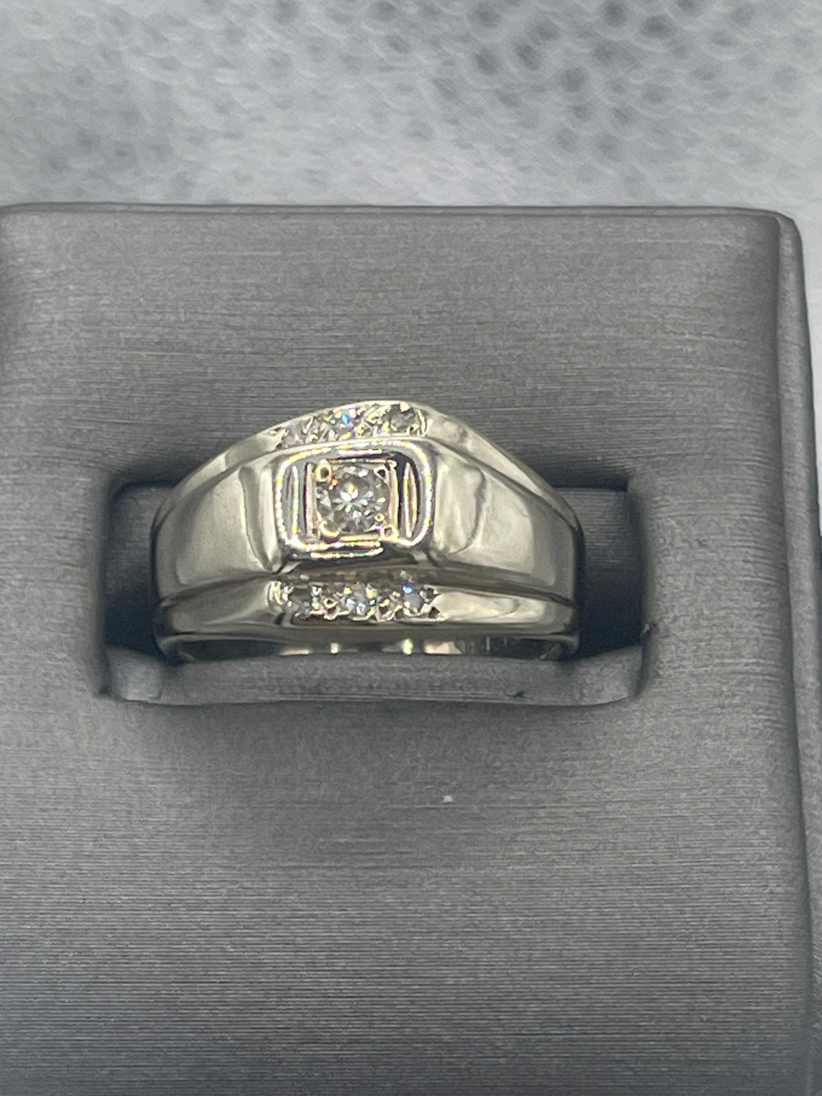 Ladies or Mens 14 Karat Solid White Gold Diamond Ring