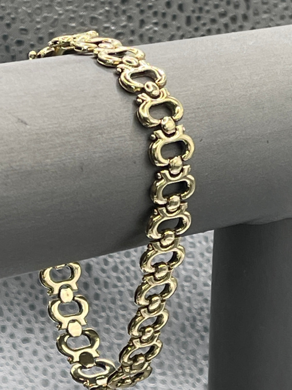 A Fancy Ladies Italian 14 Karat Yellow Gold Oval Custom Link Bracelet