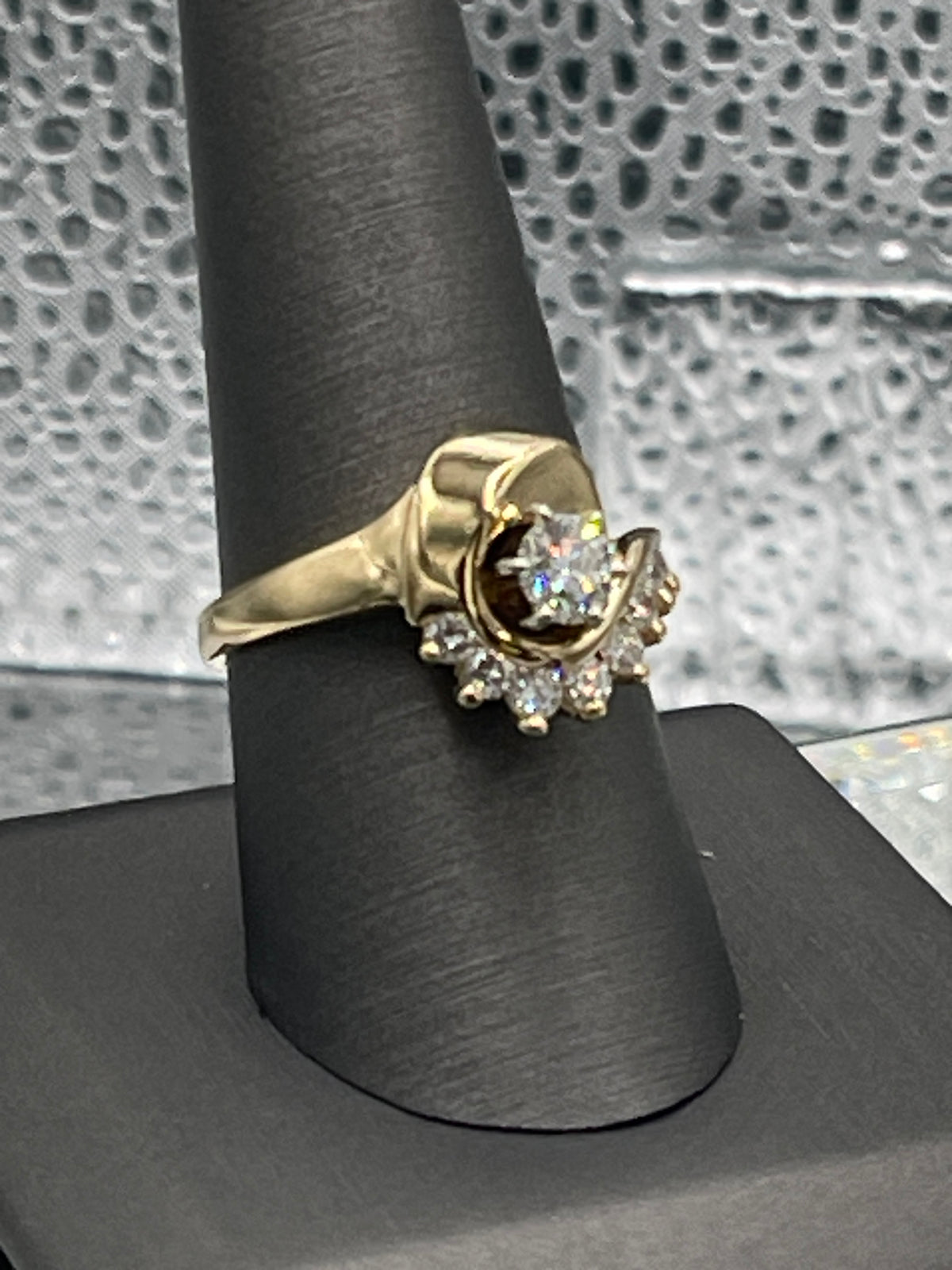 A Magnificent Ladies 14 Karat Yellow Gold Diamond Engagement Ring