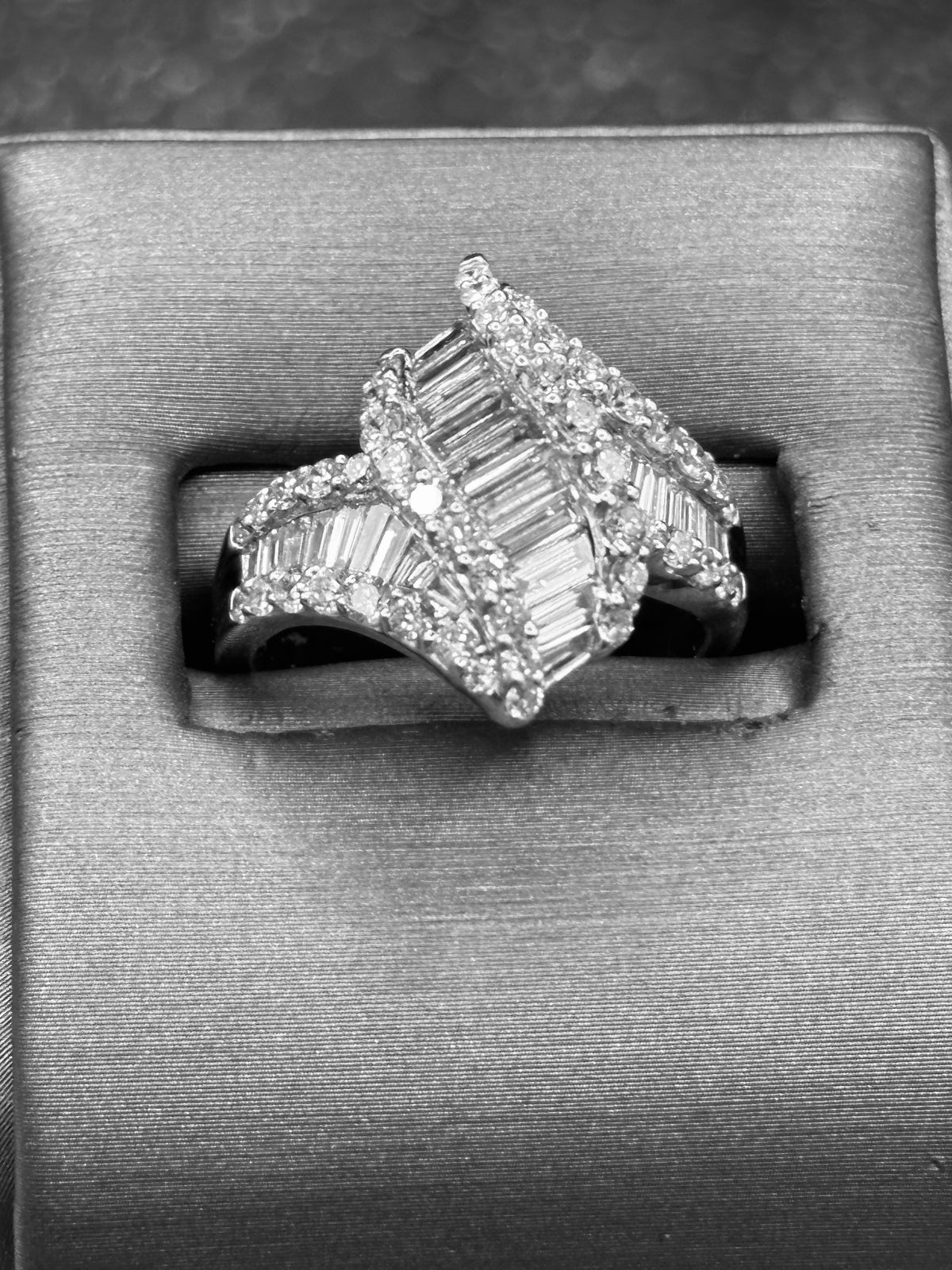 18kt white gold baguette diamond ring