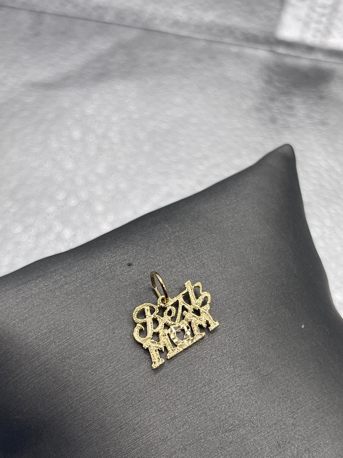 Ladies 14 Karat Yellow Gold Best Mom Pendant