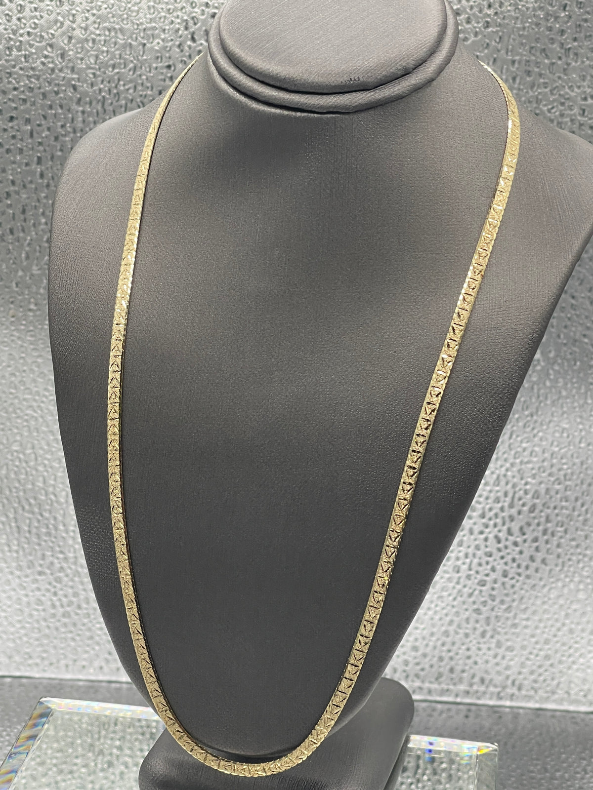 Vintage 14 Karat Yellow Gold Diamond-Cut Beveled Edge Herringbone Chain