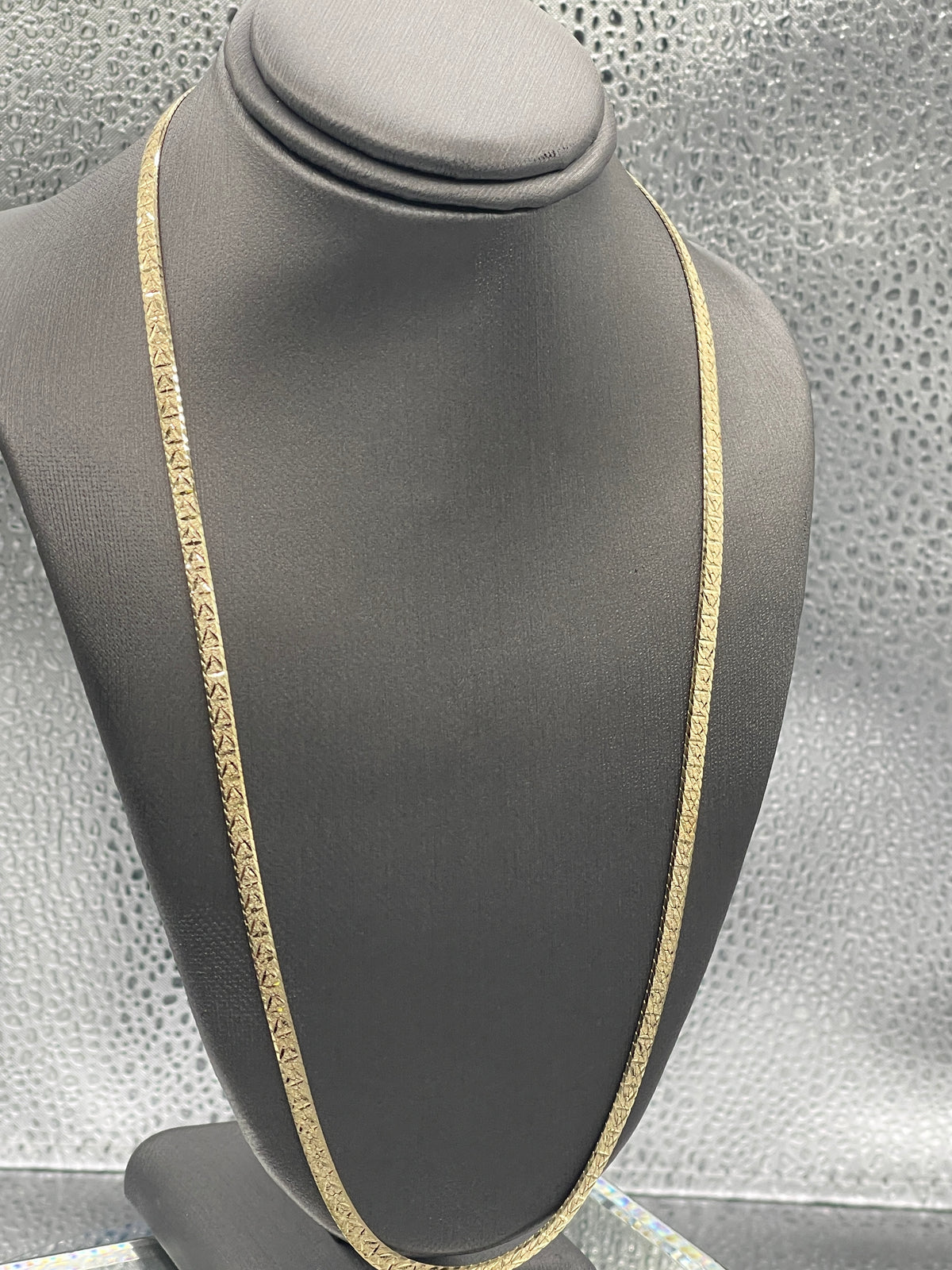 Vintage 14 Karat Yellow Gold Diamond-Cut Beveled Edge Herringbone Chain