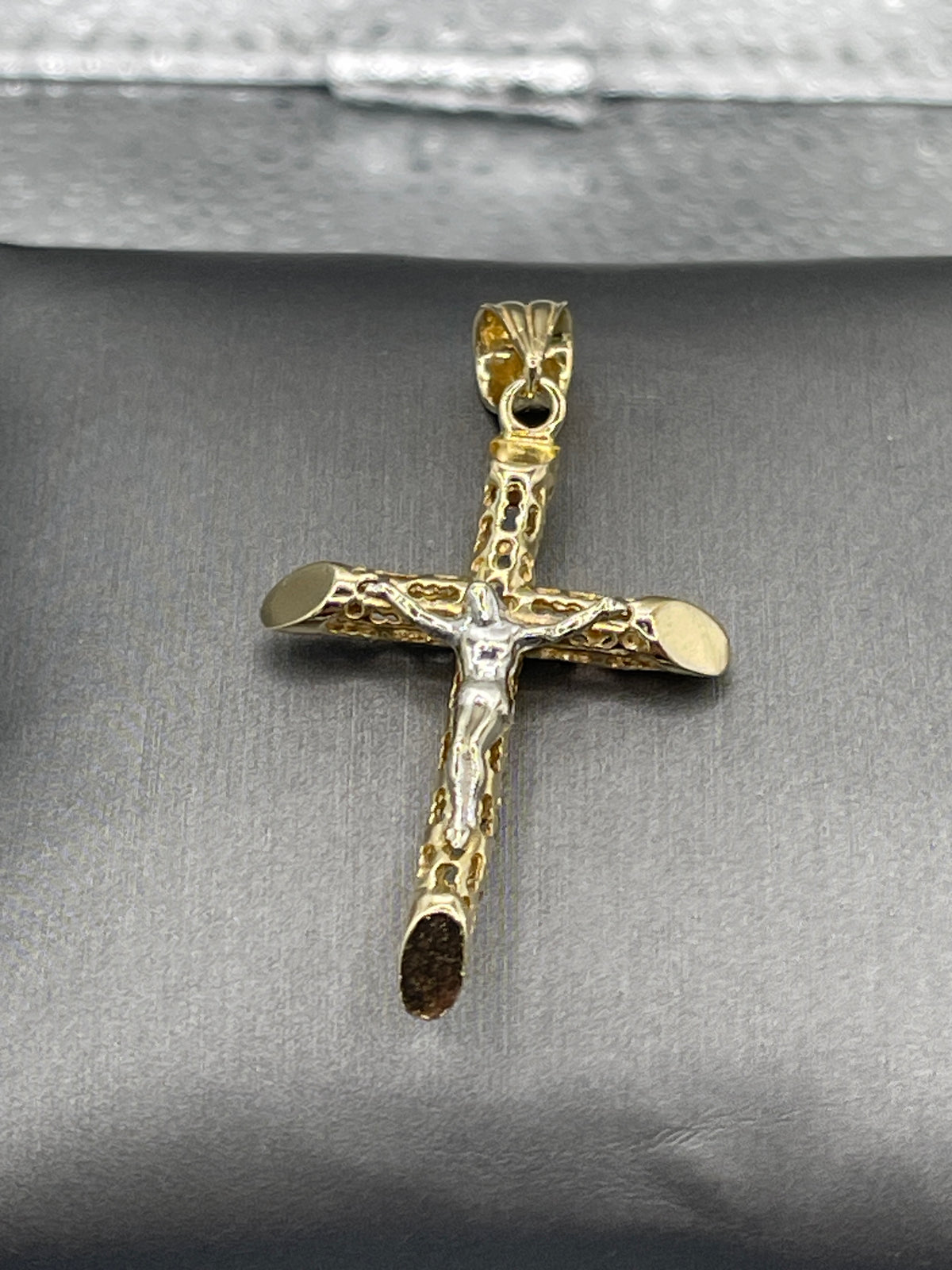 Ladies / Men’s 14 Karat Yellow & White Gold Crucifix