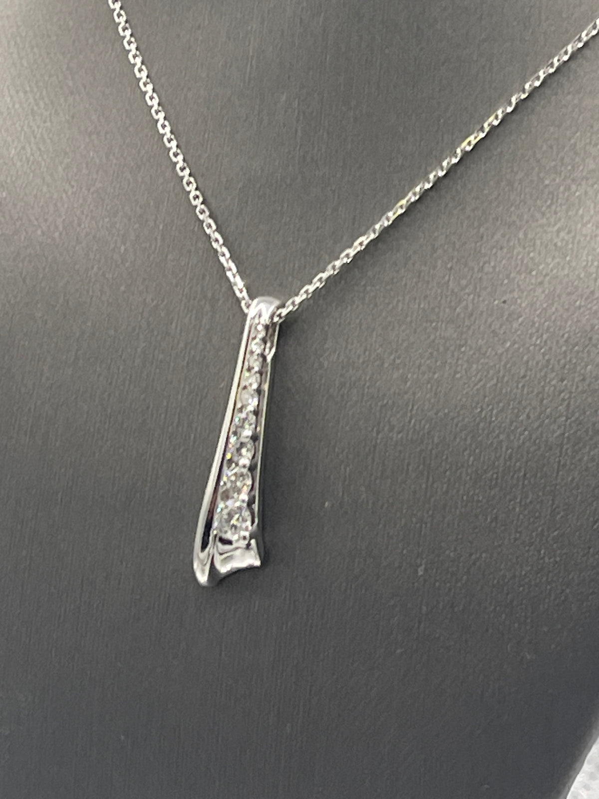 Ladies 14 Karat White Gold Cascade Diamond Flair Pendant & Chain