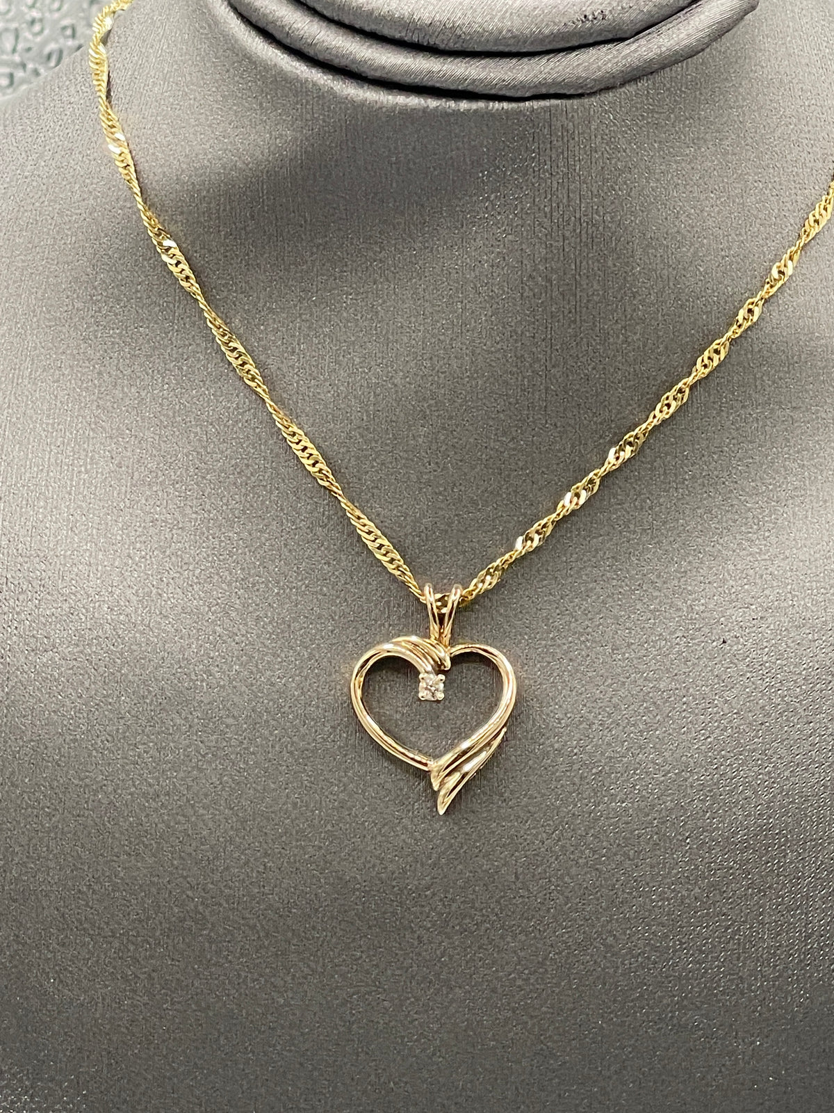 Ladies 10 Karat Yellow Gold Fluted Diamond Heart Pendant