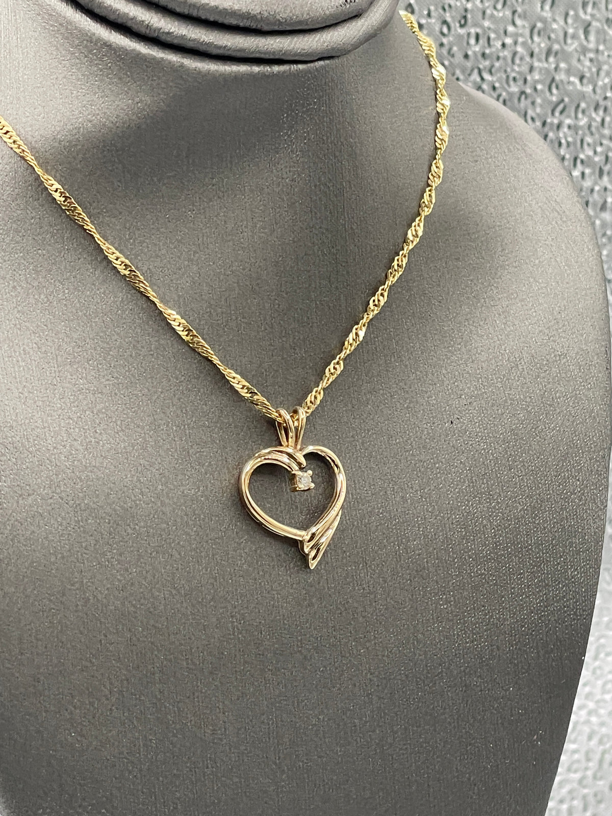 Ladies 10 Karat Yellow Gold Fluted Diamond Heart Pendant