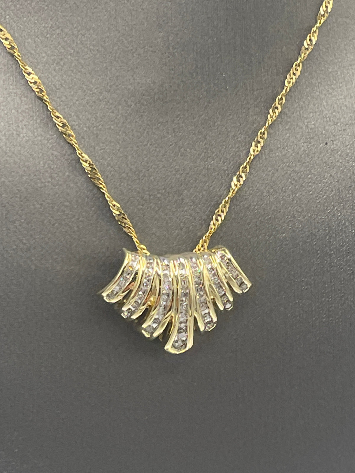 A Gorgeous Ladies 10 Karat Yellow Gold Diamond Fan Pendant