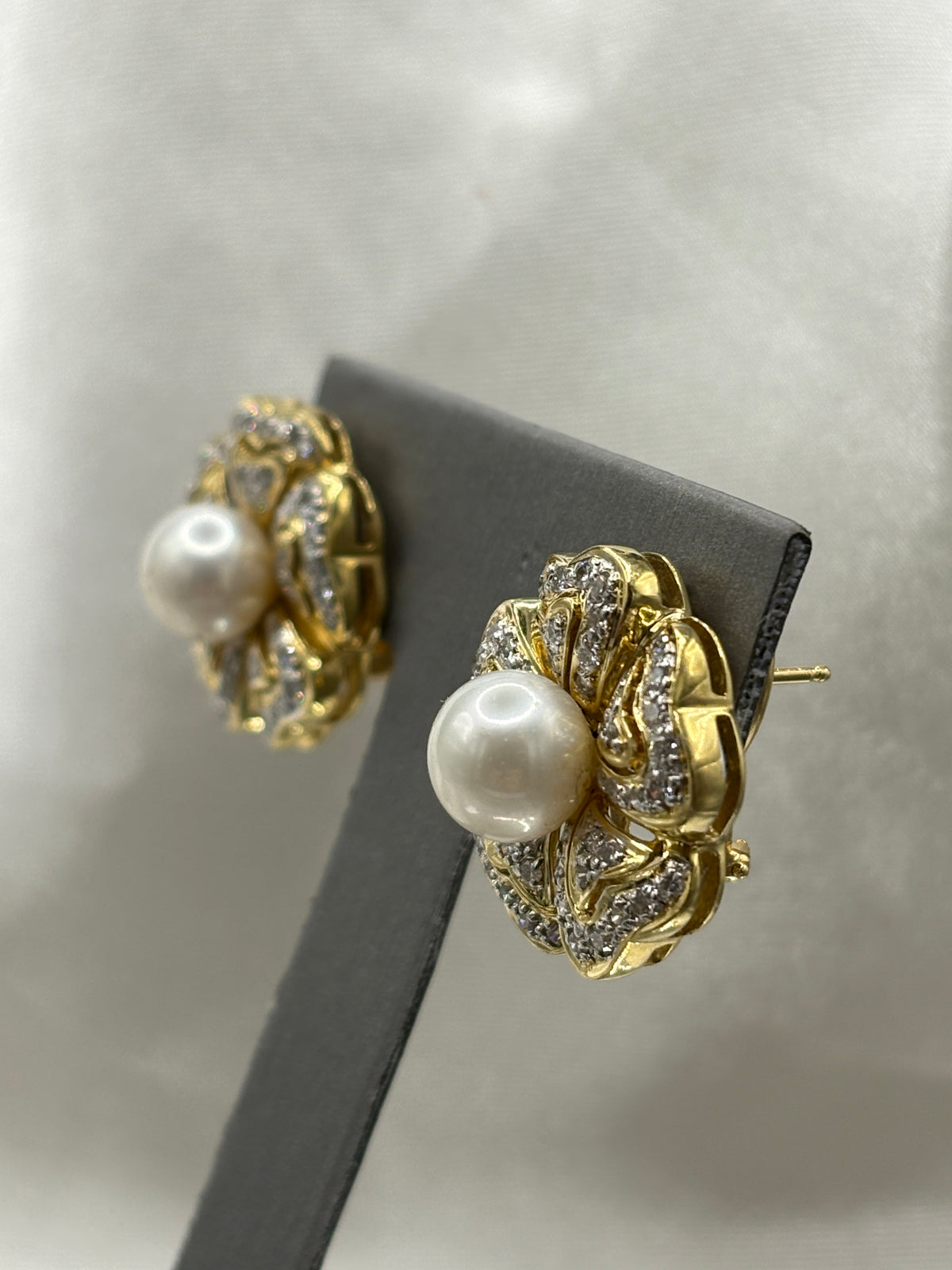 18 Karat Yellow Gold Ladies Diamond & Pearl Floral Earrings with filagree petals