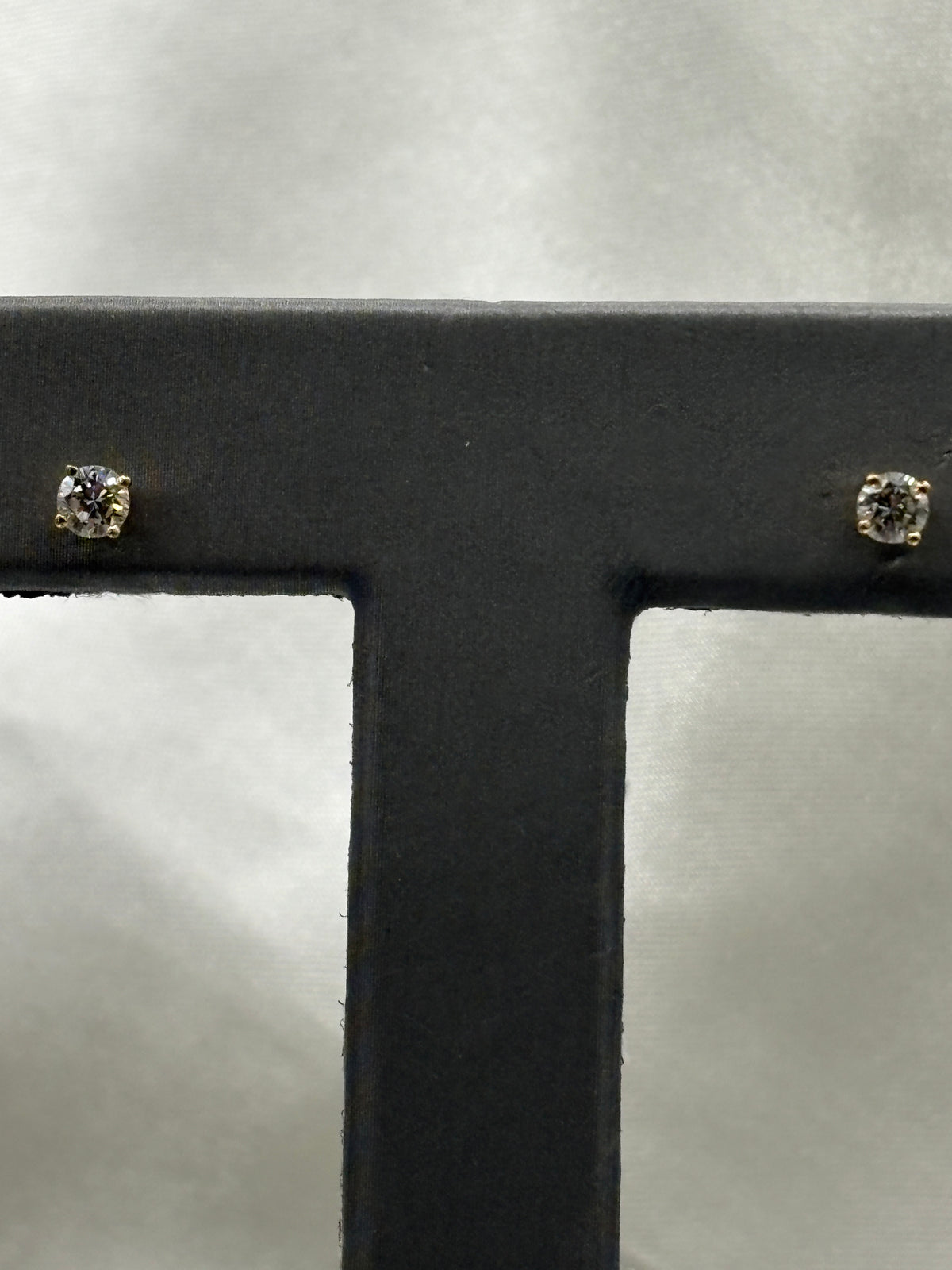 14kt yellow gold diamond stud earrings