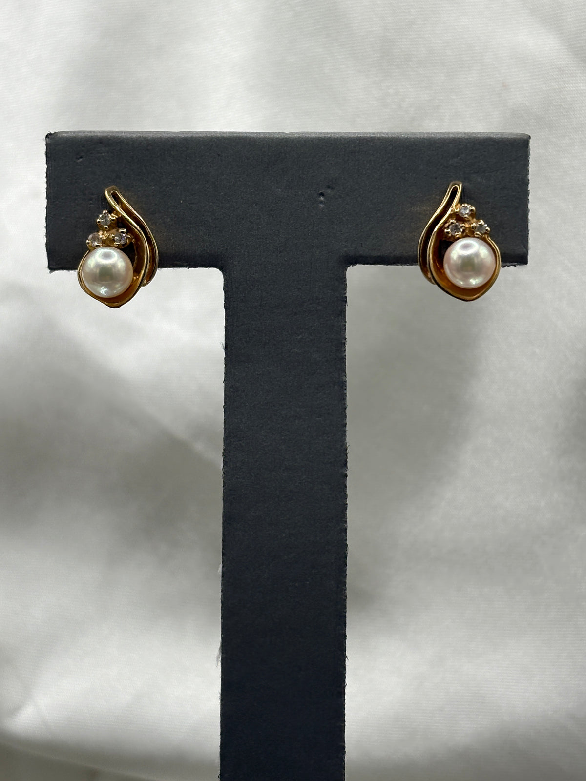 14kt yellow gold diamond and pearl swirl stud earrings