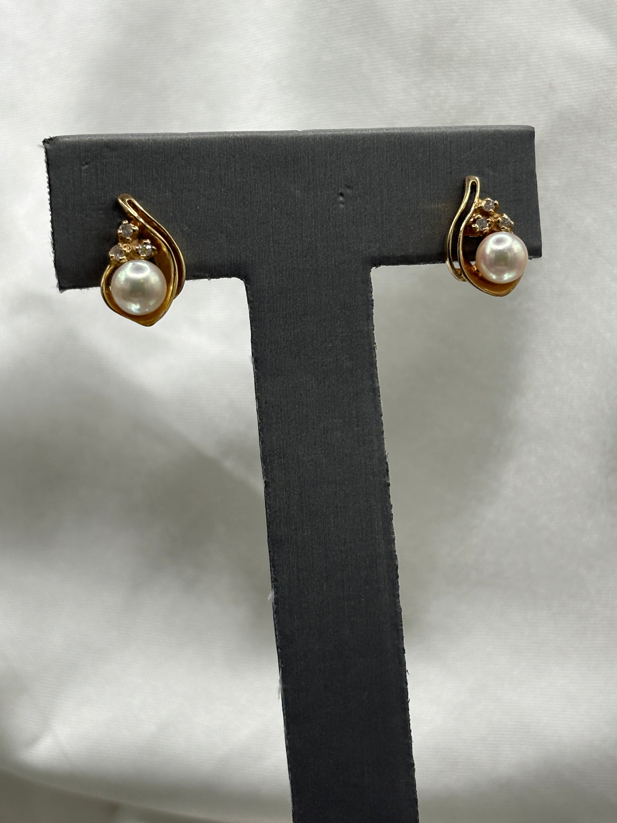 14kt yellow gold diamond and pearl swirl stud earrings