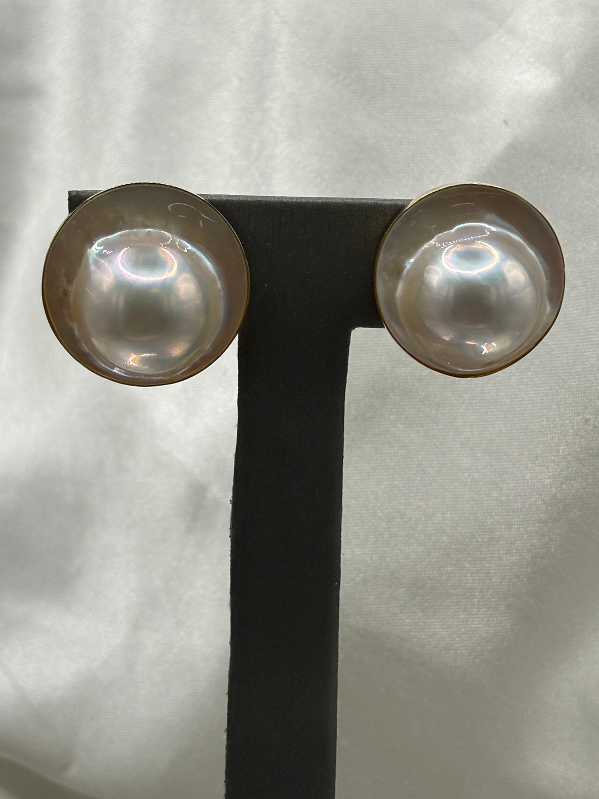 Vintage 14kt Solid Yellow gold large mabe pearl stud earrings