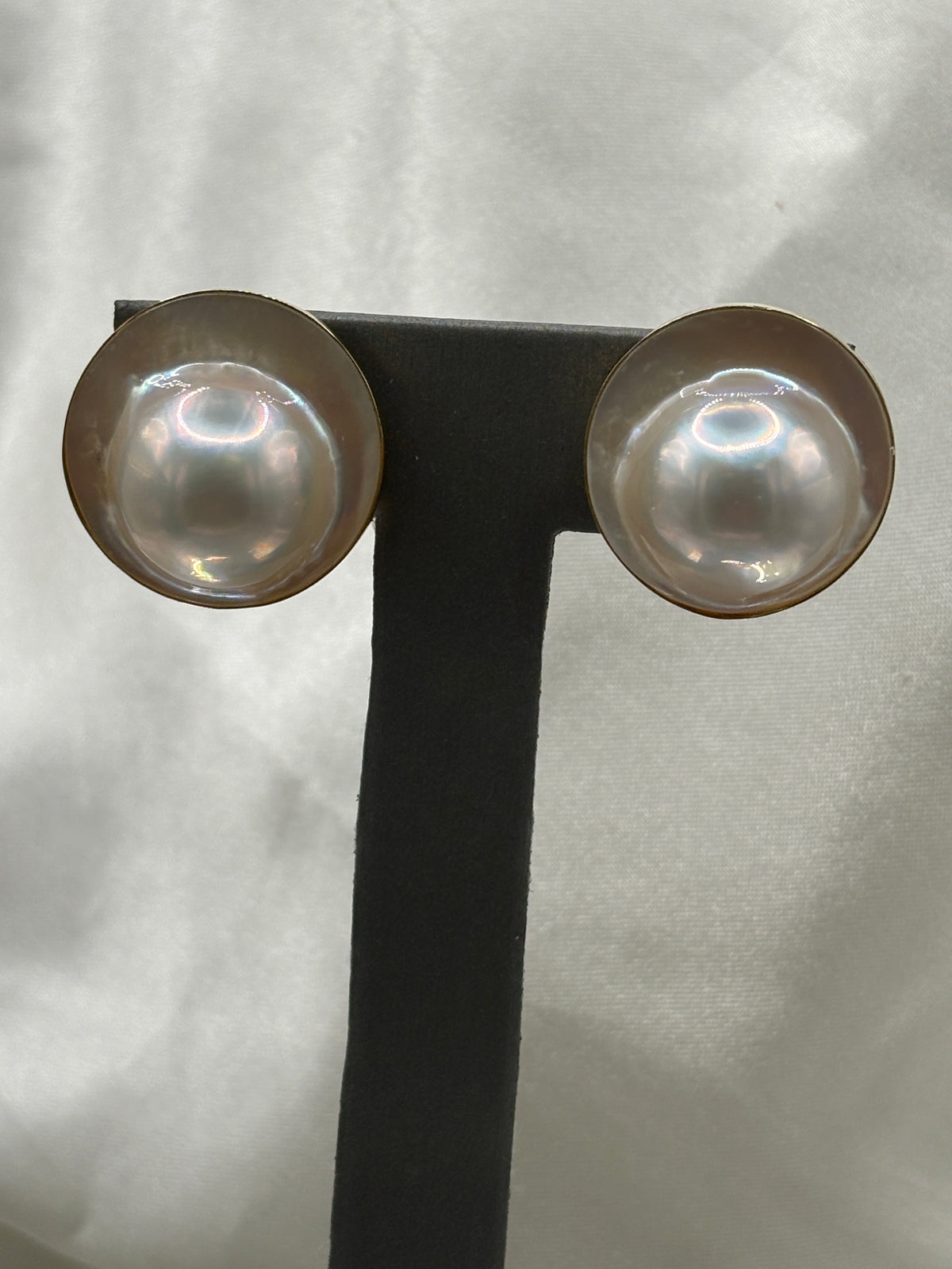 Vintage 14kt Solid Yellow gold large mabe pearl stud earrings
