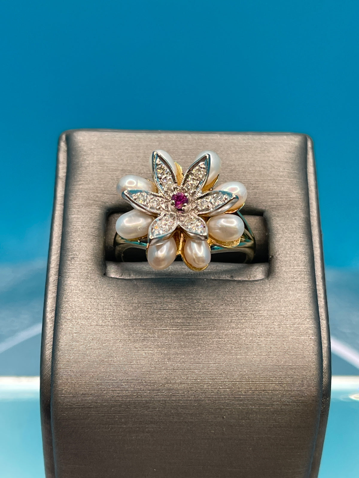 Ladies Vintage 14 Karat Yellow Gold Diamond & Pearl Flower Blossom Ring