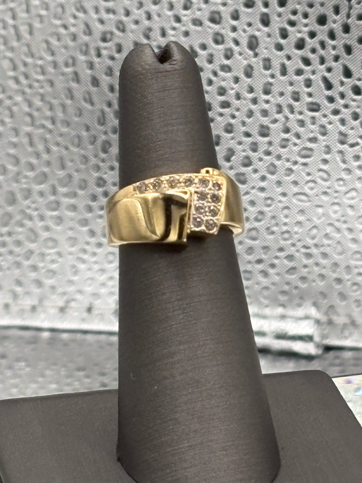 Ladies / Gents 10 Karat Yellow Gold Diamond Ring