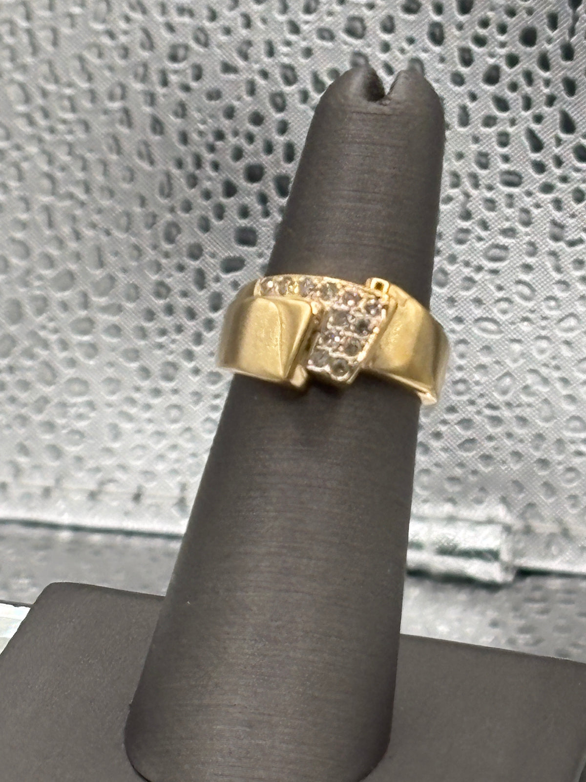Ladies / Gents 10 Karat Yellow Gold Diamond Ring