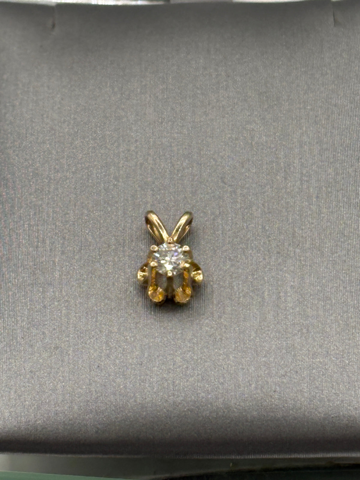 Ladies beautiful 14 Karat Yellow Gold Diamond Tulip Pendant