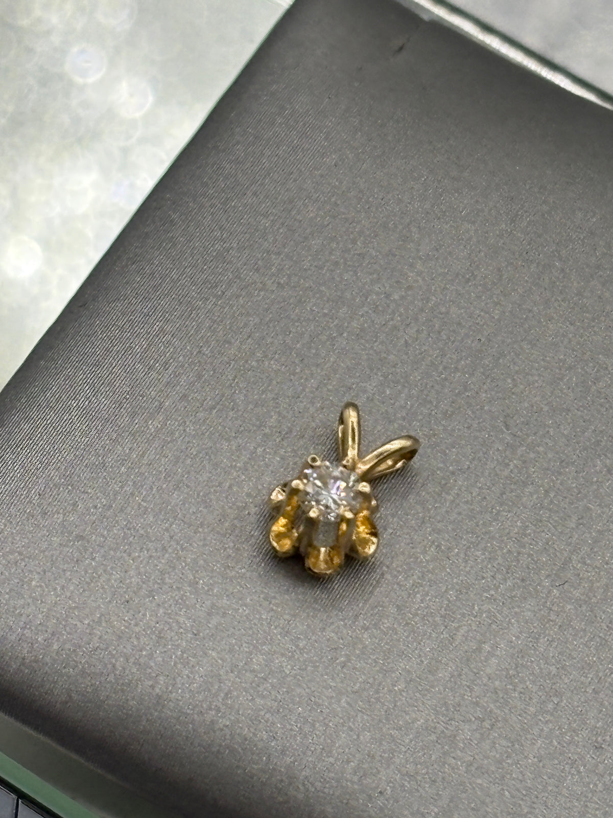 Ladies beautiful 14 Karat Yellow Gold Diamond Tulip Pendant