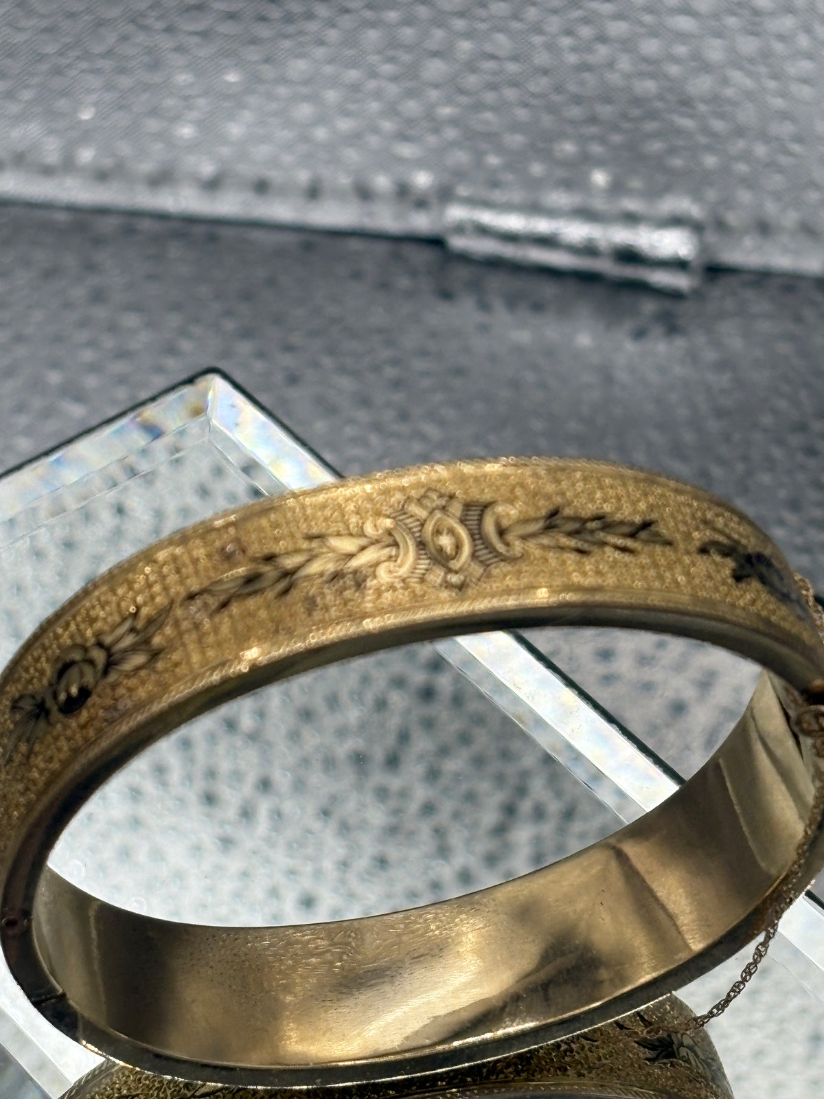 Antique Ladies 14 Karat Yellow Gold Hand Engraved Bangle Bracelet