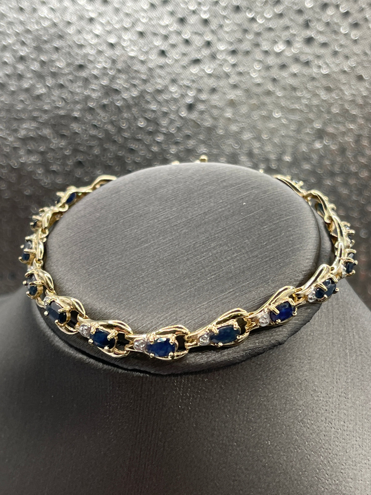 Gorgeous Ladies 10 Karat Yellow Gold Sapphire & Diamond Link Bracelet