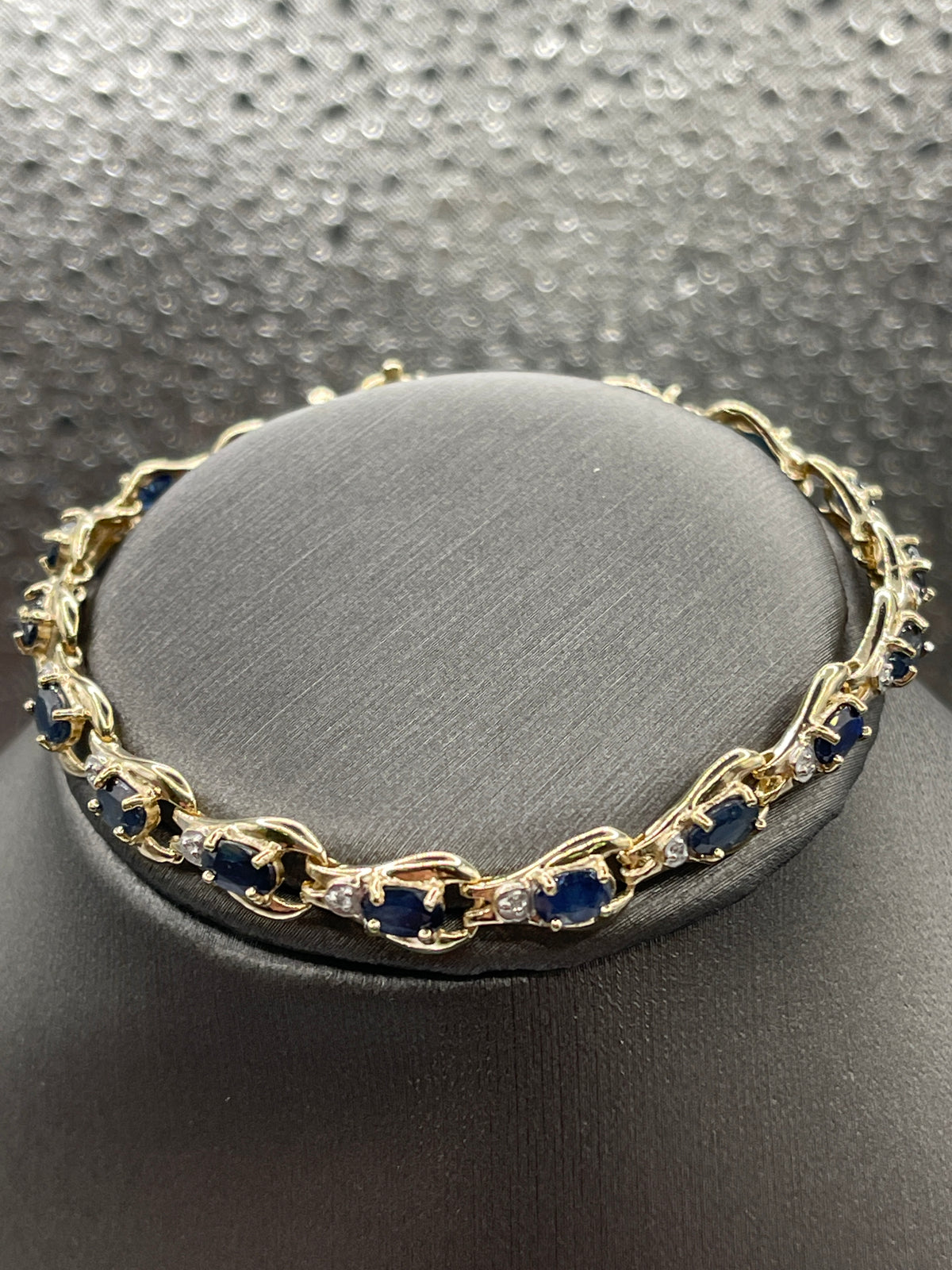 Gorgeous Ladies 10 Karat Yellow Gold Sapphire & Diamond Link Bracelet