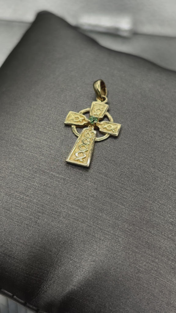 Movie of Ladies 10 Karat Yellow Gold Emerald Celtic Cross