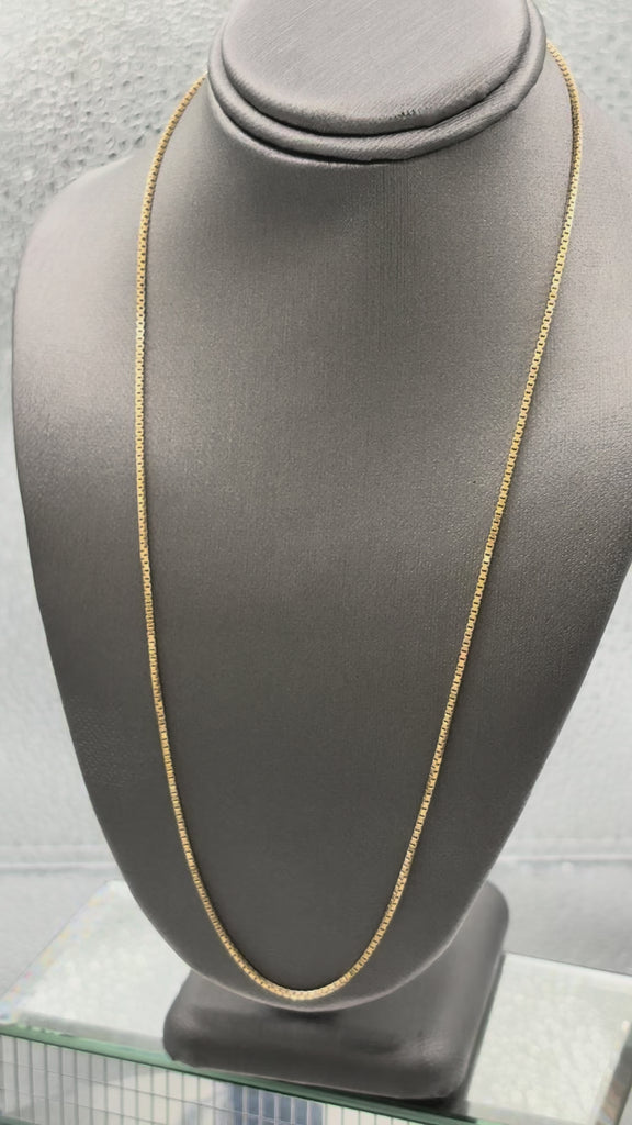 Movie of Ladies 14 Karat Yellow Gold Sparkling Box Chain