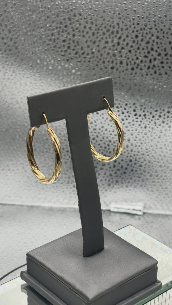 18 Karat Yellow Gold Ladies Oval Twisted Rope Earrings