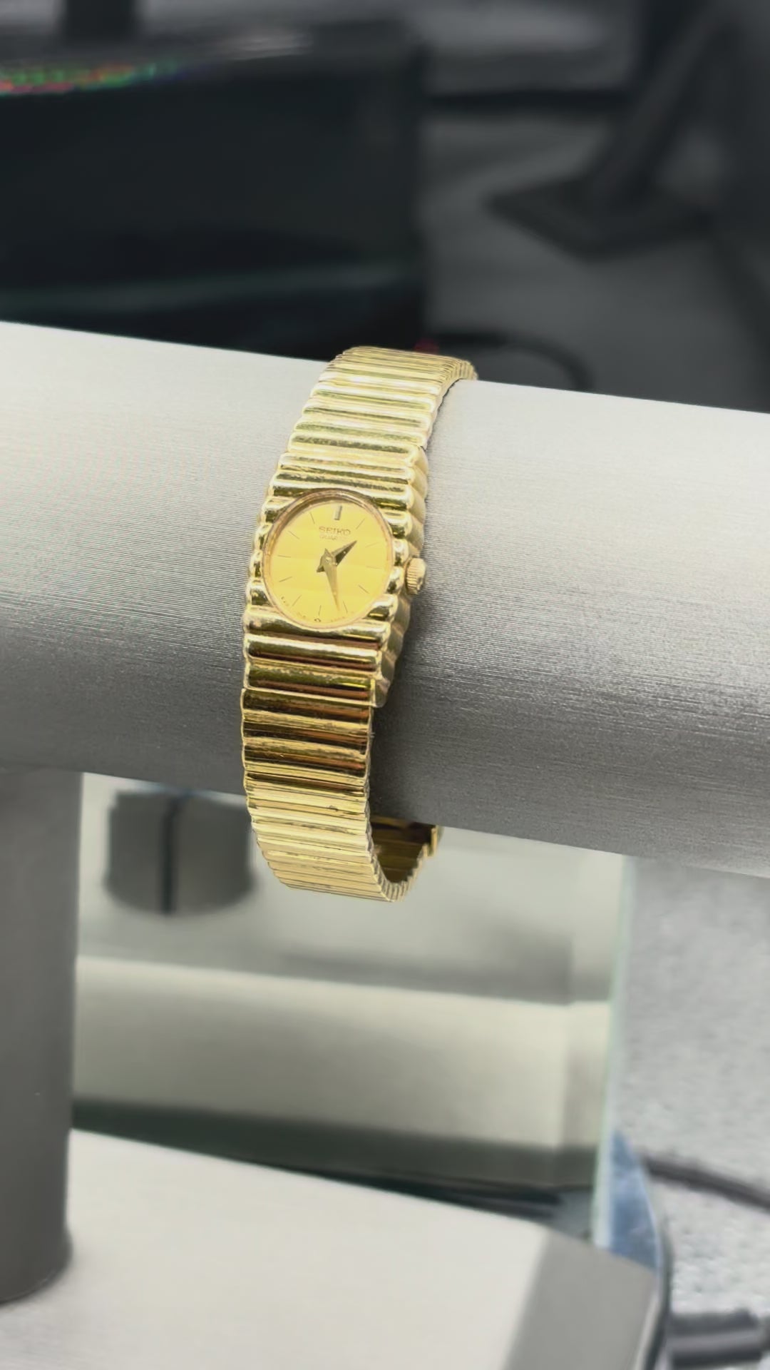 Vintage Ladies Seiko Oval shaped Face, Gold tone watch