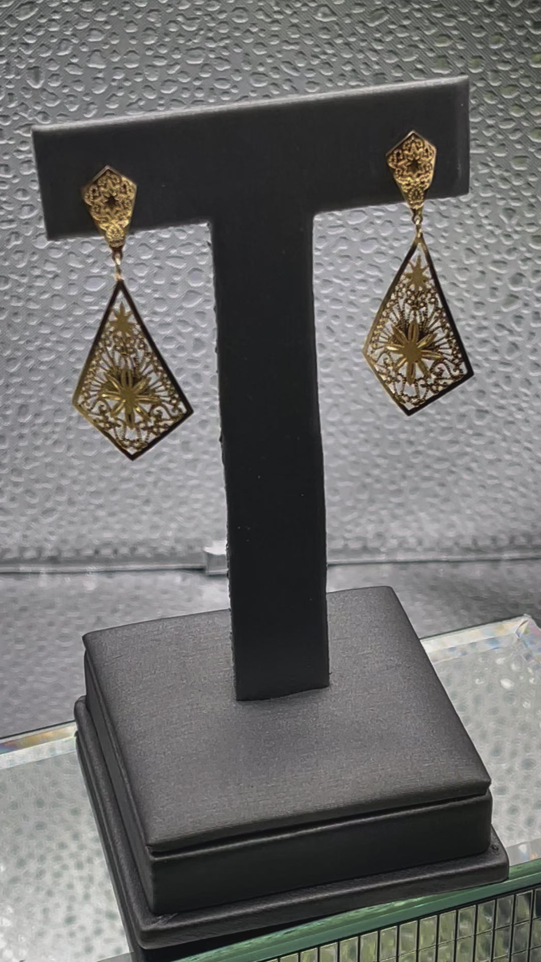 Ladies 14 Karat Yellow Gold Filigree Dangling Earrings