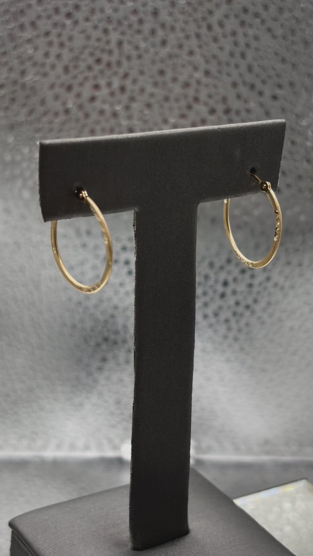 Movie of Ladies beautiful 14 Karat Yellow Gold Diamond-Cut Hoop Earrings