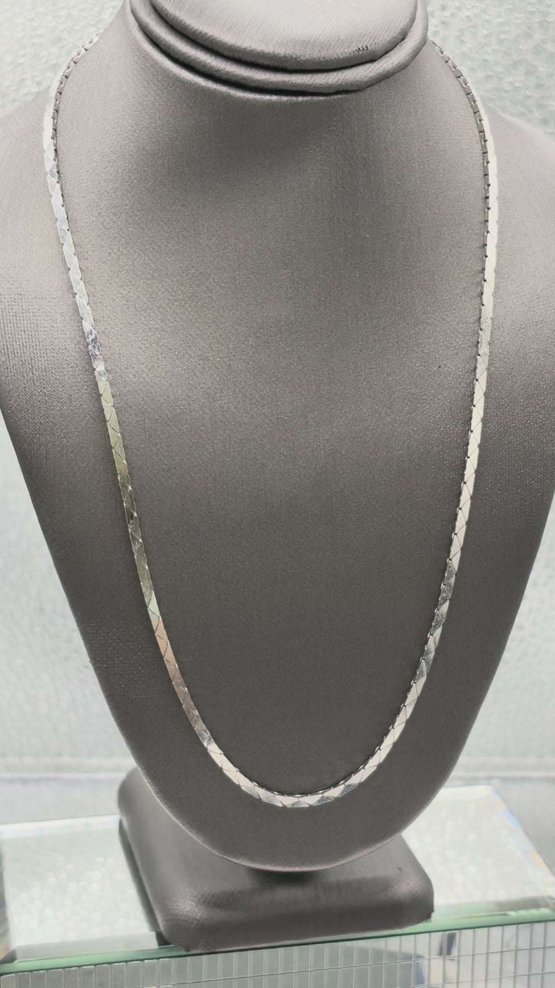 Movie of Ladies Vintage 14 Karat White Gold Cobra Link Chain
