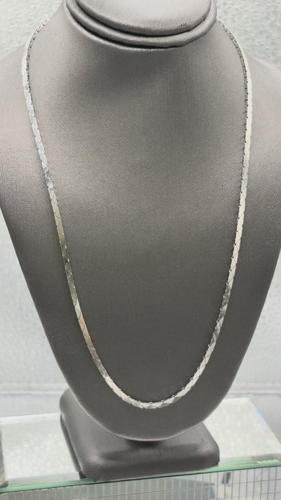 Movie of Ladies Vintage 14 Karat White Gold Cobra Link Chain