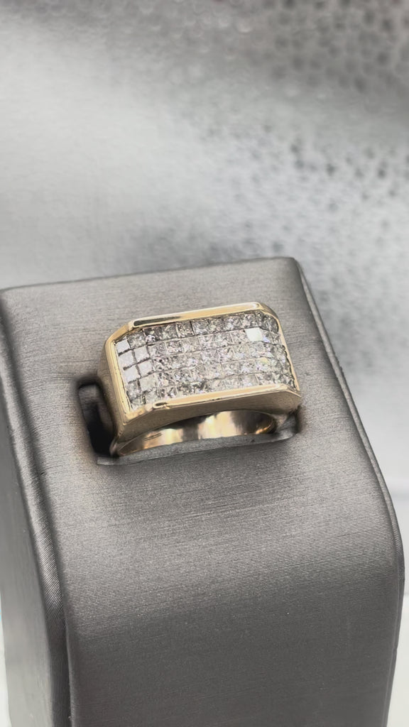 Fabulous Ladies/Gents 14 Karat Yellow Gold Diamond Cluster Ring