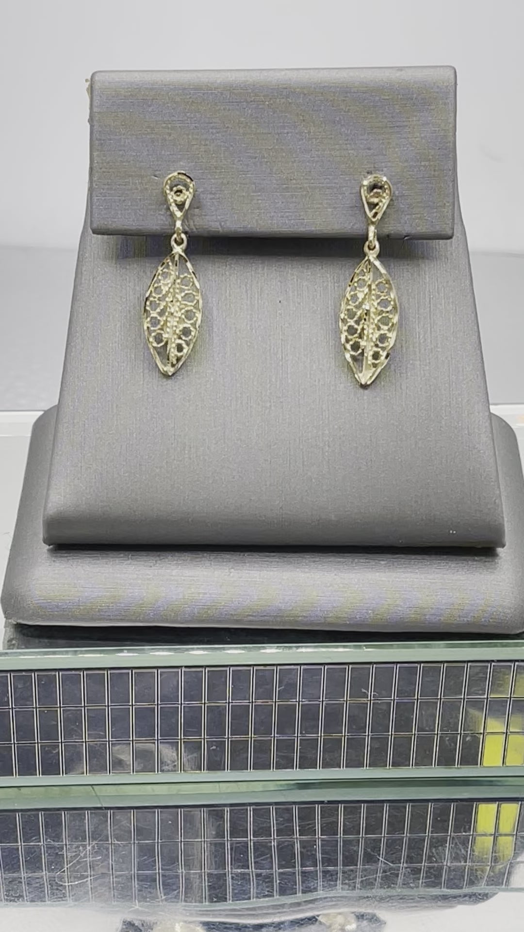 Ladies 14 Karat Yellow Gold Marquise Shaped Filagree Dangling Earrings