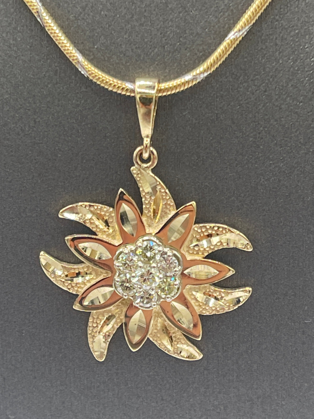 A Beautiful Ladies 14 Karat Gold Diamond Sunburst Pendant and Chain