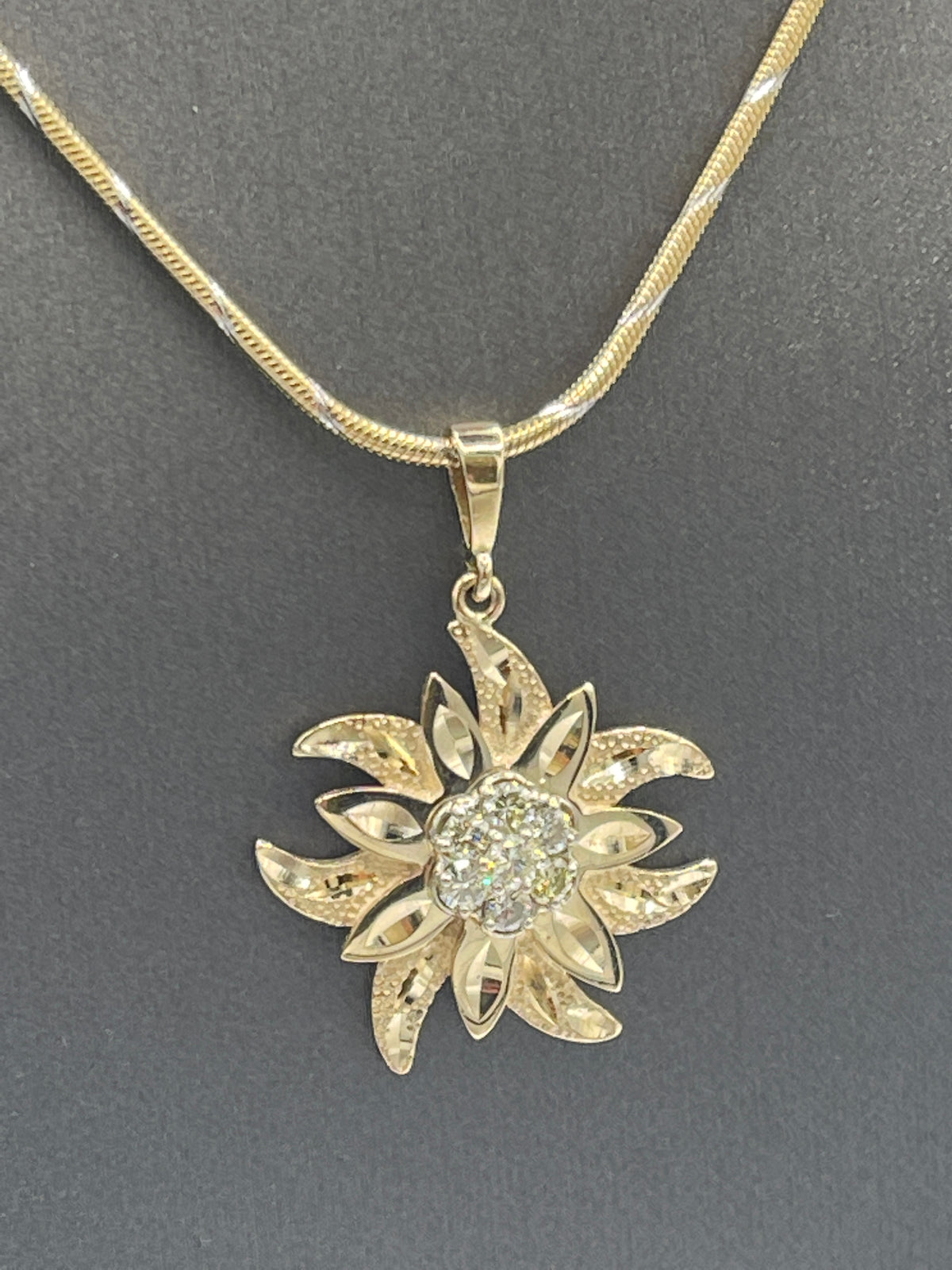 A Beautiful Ladies 14 Karat Gold Diamond Sunburst Pendant and Chain