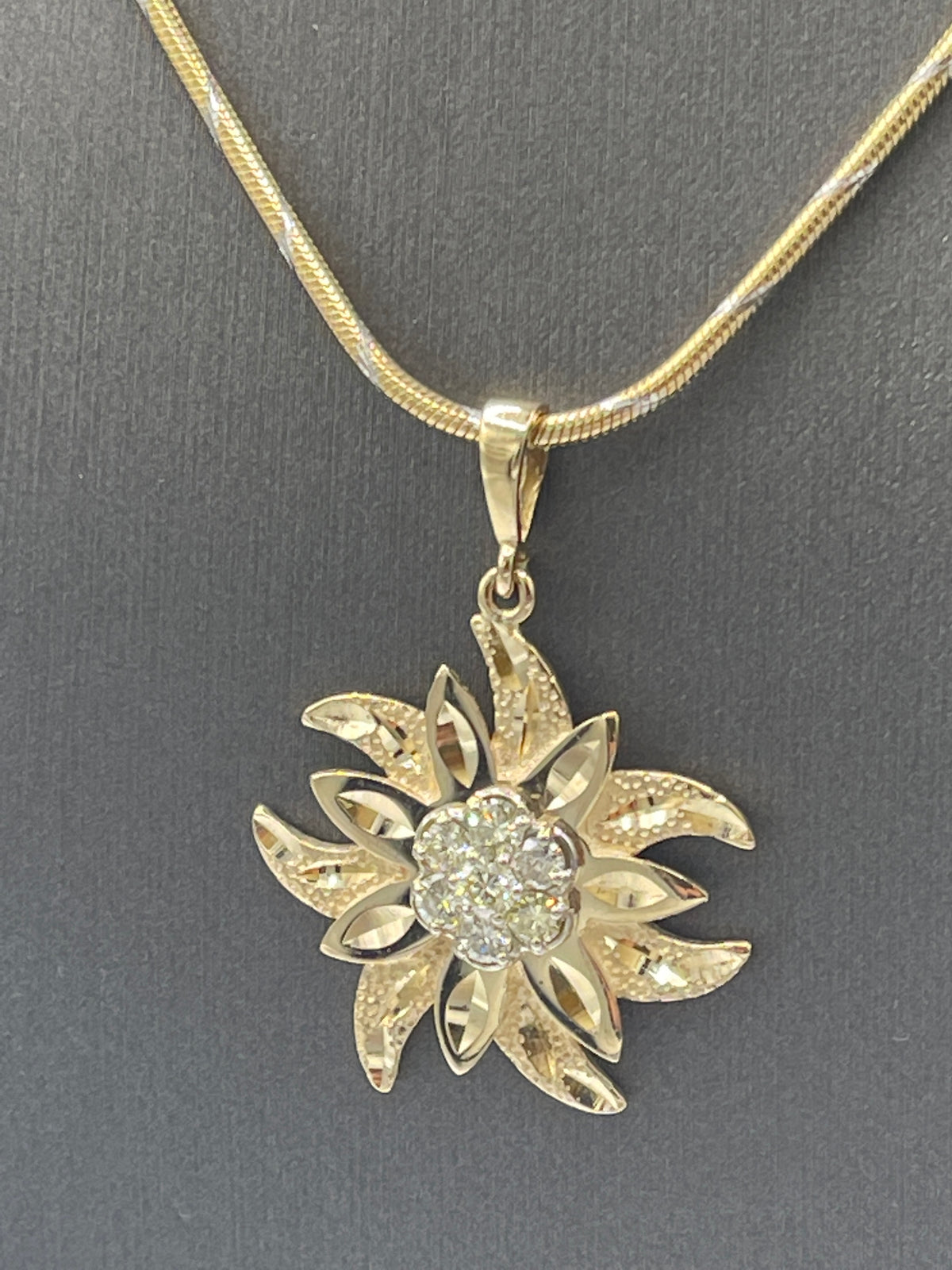 A Beautiful Ladies 14 Karat Gold Diamond Sunburst Pendant and Chain